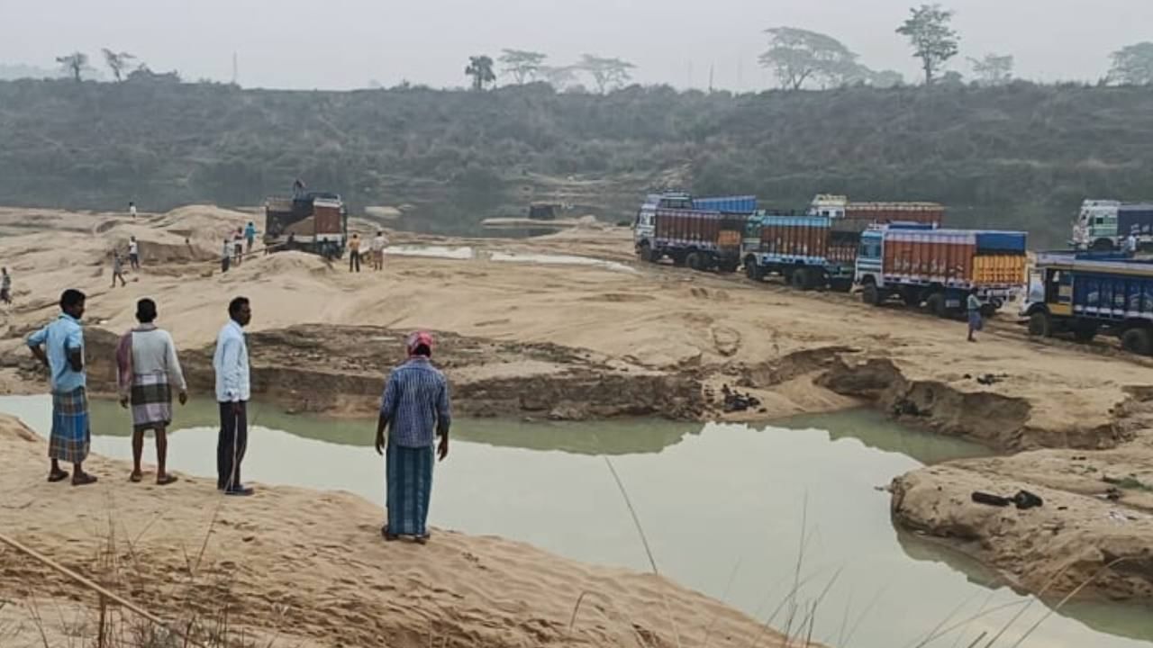 Sand Mining: নদীর বাঁকে অবৈধ বালি লুট, বন্যার আশঙ্কা বাড়ছে আশপাশের গ্রামে