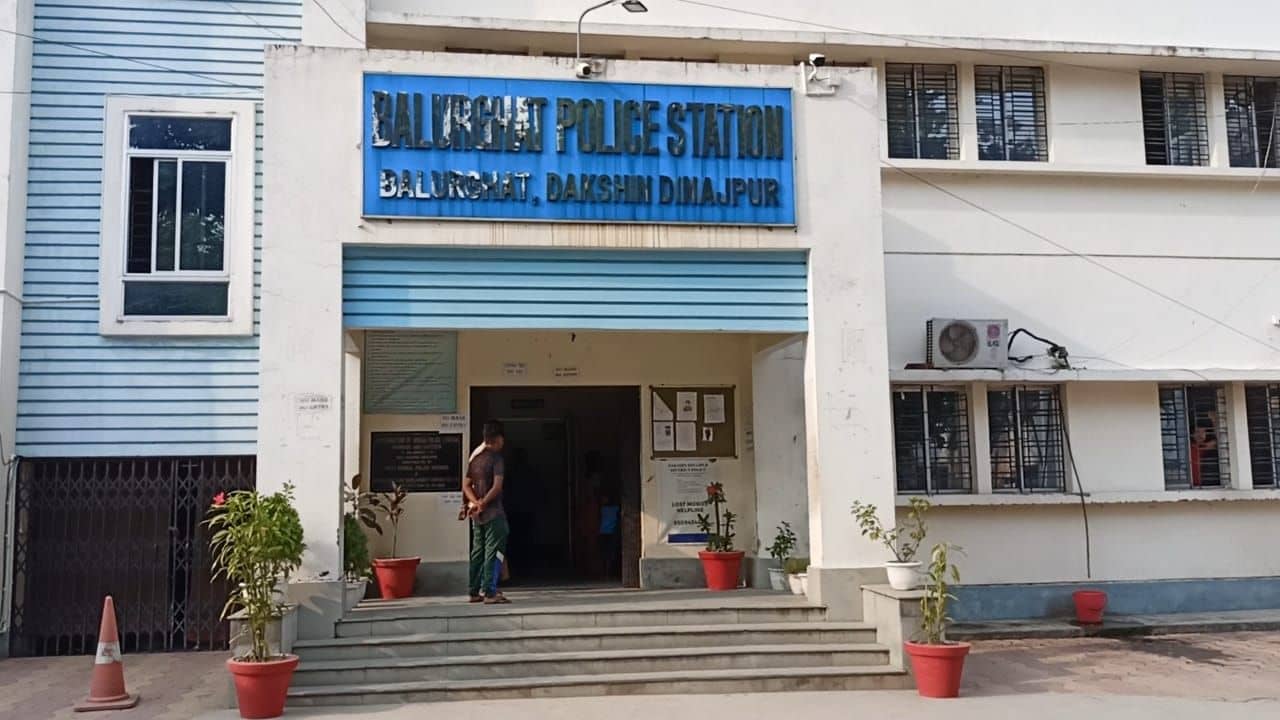 Woman harassment: স্বামী না থাকার সুযোগে মহিলাকে ধর্ষণের চেষ্টা, লোকলজ্জার ভয়ে বিষ খেলেন গৃহবধূ