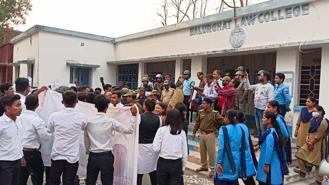 Balurghat : মন্ত্রীর ঢোকার মুখে গো ব্যাক স্লোগান, বালুরঘাট ল কলেজে TMCP-র দুই গোষ্ঠীর সংঘর্ষ, ঝরল রক্ত Balurghat : মন্ত্রীর ঢোকার মুখে গো ব্যাক স্লোগান, বালুরঘাট ল কলেজে TMCP-র দুই গোষ্ঠীর সংঘর্ষ, ঝরল রক্ত