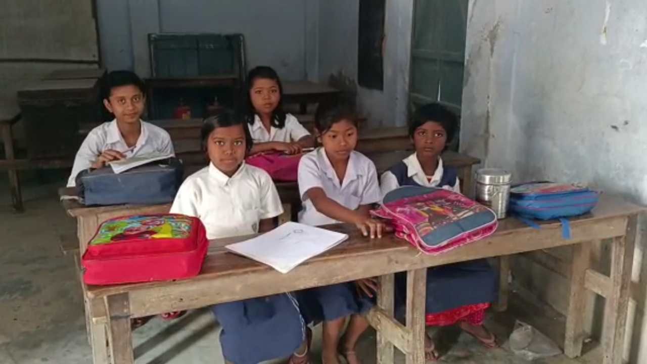 Balurghat School : 'ইচ্ছেমতো' স্কুলে আসছেন প্রধান শিক্ষিকা, লাটে পঠনপাঠন; ক্ষোভে ফুঁসছেন অভিভাবকরা