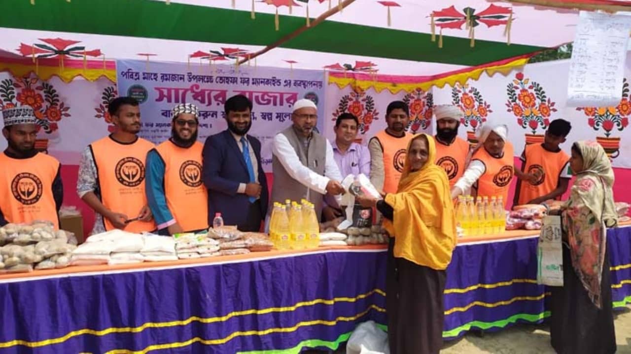 Bangladesh: সাধ্য়ের বাজারে মাছ-মাংস মিলছে ৫০ টাকায়, ১০ টাকায় তেল-চিনি!