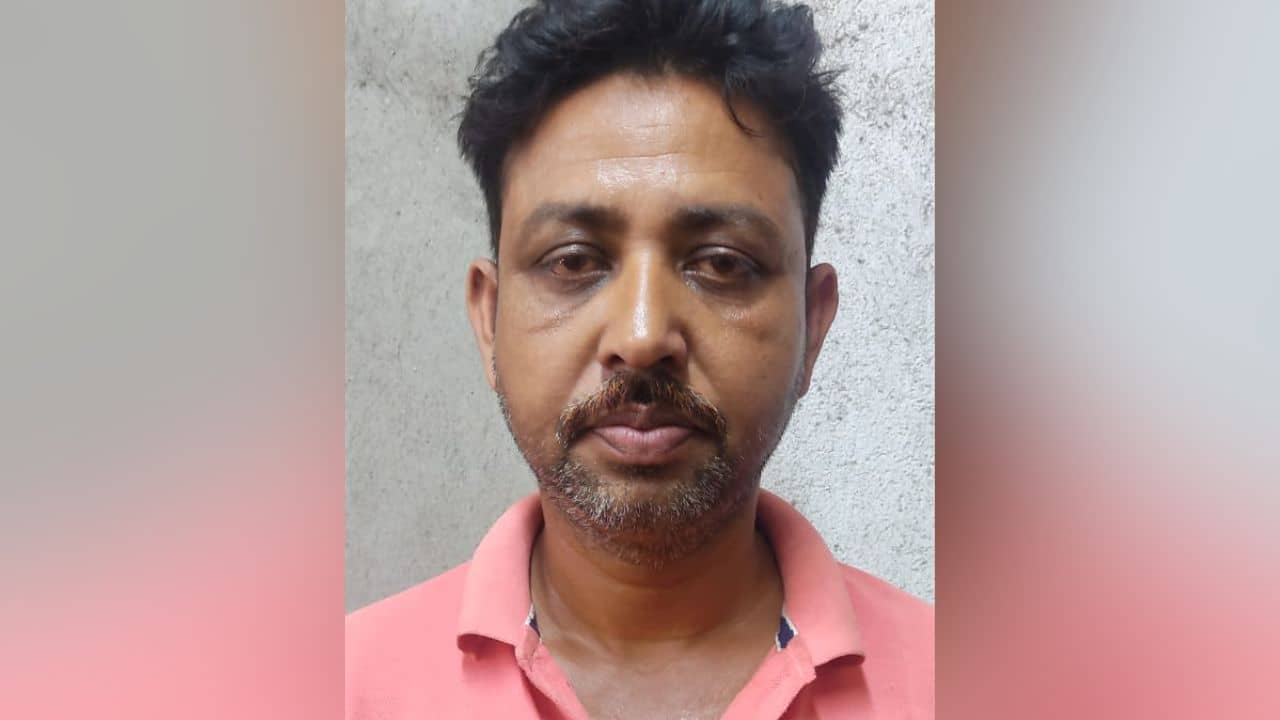 Bangladeshi Taka: পরনে রংচটা গেঞ্জি, লুঙ্গি! আর খাটের তলায় ২২ লক্ষ টাকা, হকচকিয়ে গেলেন জওয়ানরাই