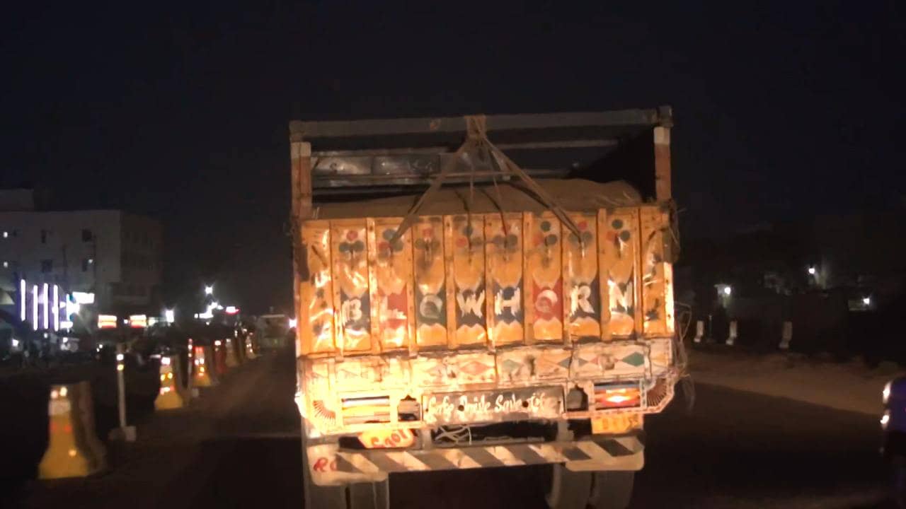 Biswa Bangla Fake Logo : বিশ্ব বাংলার ভুয়ো লোগোকে হাতিয়ার করে বালি পাচারের ছক, চালককে ধরতেই চোখ কপালে উঠল পুলিশের