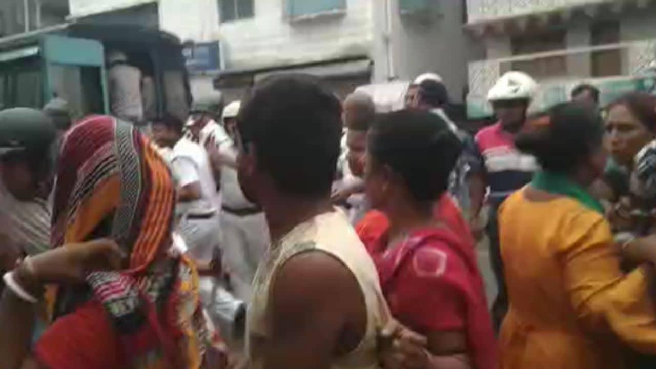 Beleghata Chaos: শীতলাপুজোকে কেন্দ্র করে দুই বস্তির ঝামেলা, রণক্ষেত্র বেলেঘাটা