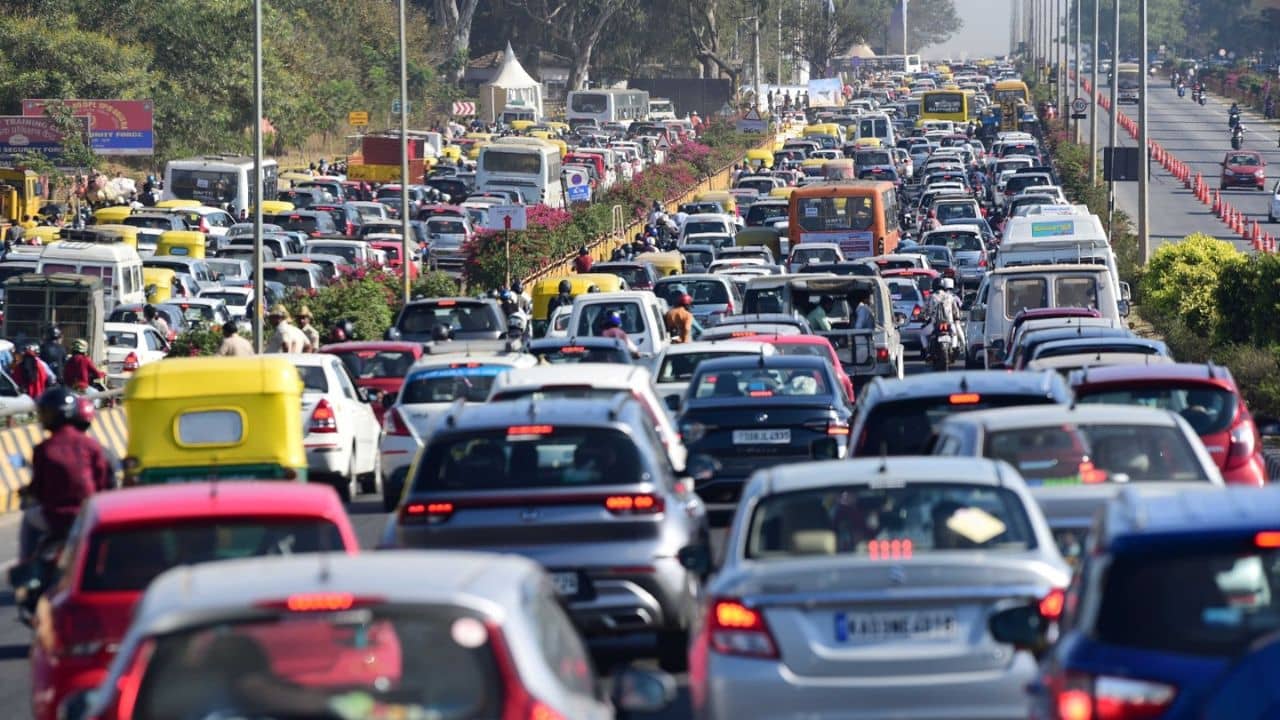 Bangaluru Traffic: বেঙ্গালুরুতে ট্রাফিকের ফায়দা লুটলেন ব্যক্তি! বিয়ের পরদিনই স্ত্রীকে গাড়িতে রেখে বেপাত্তা স্বামী