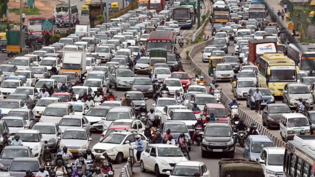 Bengaluru: বেঙ্গালুরুর কুখ্যাত যানজটের সুযোগে সদ্য বিবাহিত স্ত্রীকে ফেলে পালালেন বর