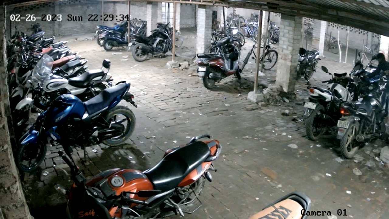 Bike stolen : মালিক সেজে বাইক চুরি, যাওয়ার সময় গ্যারেজ মালিককে টাকাও দিয়ে গেল চোর