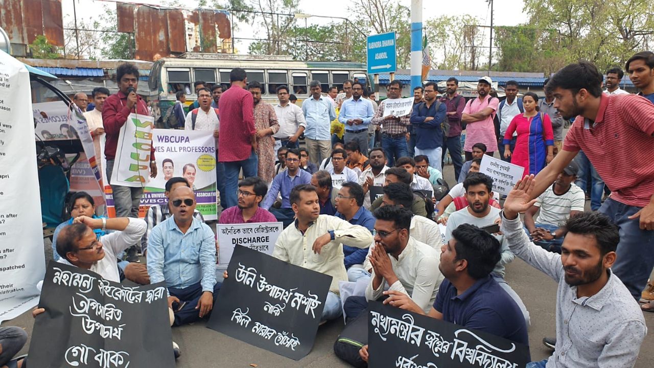 উপাচার্যের সঙ্গে সংঘাত চরমে, বিশ্ববিদ্যালয়ের গণ্ডি ছাড়িয়ে রাস্তায় আন্দোলনে কাজি নজরুল বিশ্ববিদ্যালয়ের অধ্যাপকেরা