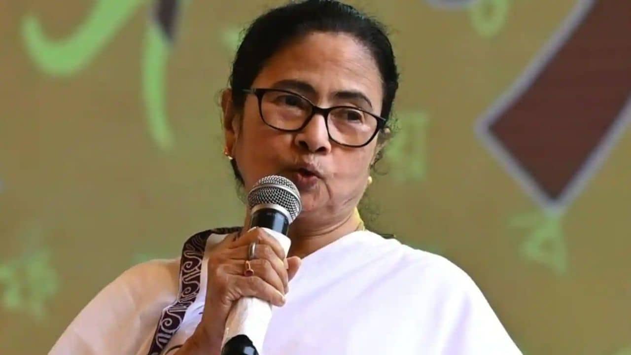 TMC Meeting: অতিরিক্ত আত্মবিশ্বাস, লাগামছাড়া দুর্নীতি! শুক্রবার কালীঘাট থেকে কোন দাওয়াই দেবেন মমতা?