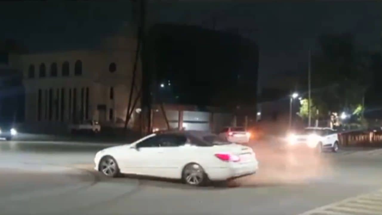 Watch Video: ভরা রাস্তায় গাড়ি নিয়ে ভয়ঙ্কর স্টান্ট! ভিডিয়ো ভাইরাল হতেই ফ্যাসাদে যুবক