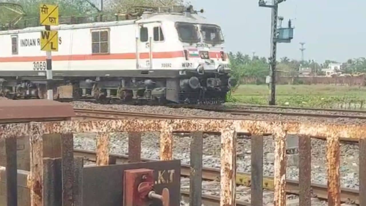 HS Student Death: রেল লাইনের ধারে ছিন্নভিন্ন হয়ে পড়ে গোটা শরীর, বীভৎস অবস্থায় উদ্ধার উচ্চ-মাধ্যমিক পরীক্ষার্থীর দেহ