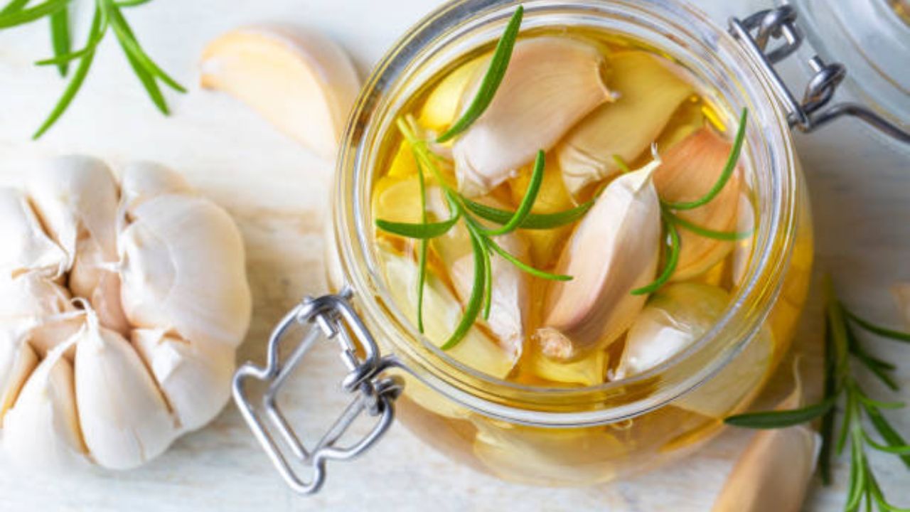 Garlic Oil Benefits:  কোলেস্টেরল থেকে ত্বকের সমস্যা রসুনের তেলেই জব্দ হবে সব শত্রু