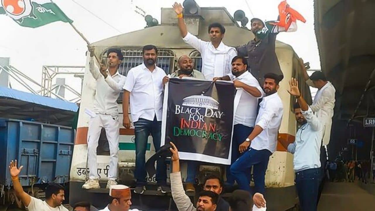 Rahul Gandhi: রাহুলের সাংসদ পদ খারিজের প্রতিবাদে বিজেপির সঙ্গে সংঘর্ষে কংগ্রেস কর্মীরা, সুপারফার্স্ট ট্রেন থামিয়ে বিক্ষোভ