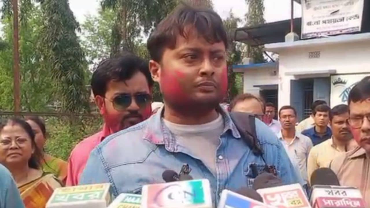 DA Protest: মৃতের নামেও ধরানো হয়েছে চিঠি? উৎসবের মেজাজে শোকজের জবাব সরকারি কর্মীদের