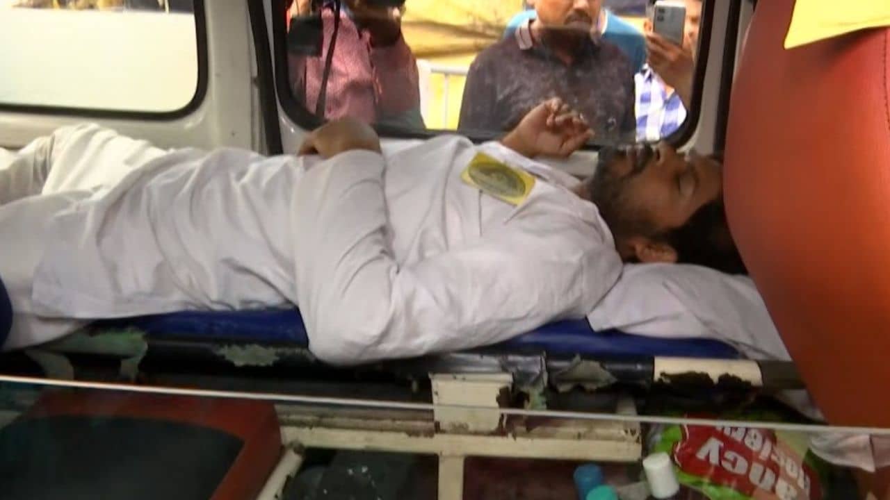 DA Protest: ডিএ-র দাবিতে অনশনের ৩৭ দিন, মঞ্চে অসুস্থ এক শিক্ষক