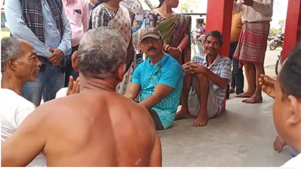 Lakhir Bhandar: লক্ষ্মীর ভান্ডারের টাকায় কি সংসার চলে? নিতান্ত আলাপচারিতায় দাপুটে নেতাকে প্রশ্নটা করেছিলেন ফেলেছিলেন গ্রামবাসী, তারপর...