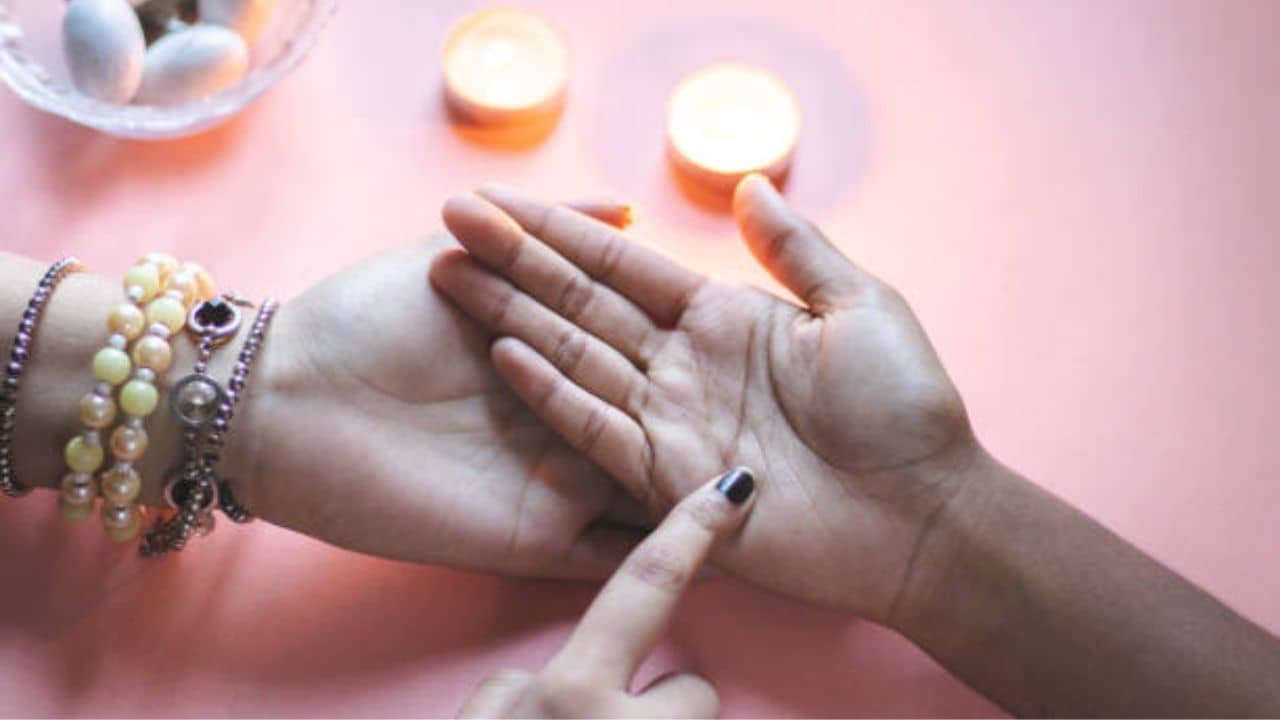 Bad Luck Sign on Palm: ভাঙবে সংসার, জর্জরিত হবেন ঋণে! হাতের এই রেখাই ইঙ্গিত দেয় দুর্ভাগ্যের