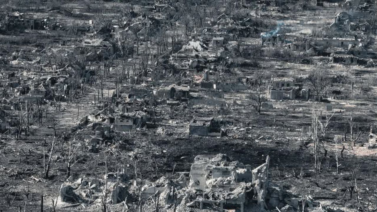 Russia-Ukraine War: শহর নাকি মৃত্যুপুরী? ইউক্রেনের এই শহরের ধূসর ছবি দেখে বোঝার উপায় নেই