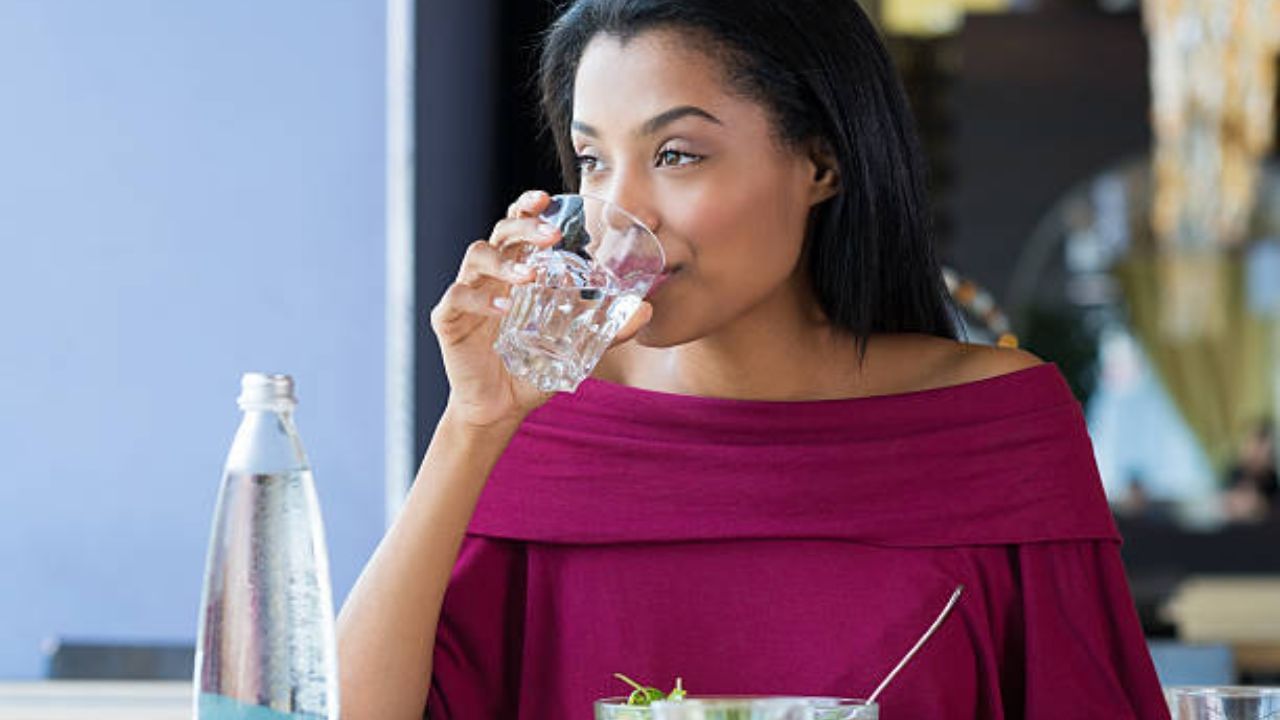 Drinking Water While Eating: খাবার খাওয়ার সময় জল খাওয়া একেবারে বারণ? এবার অবাক করা তথ্য দিলেন পুষ্টিবিদ