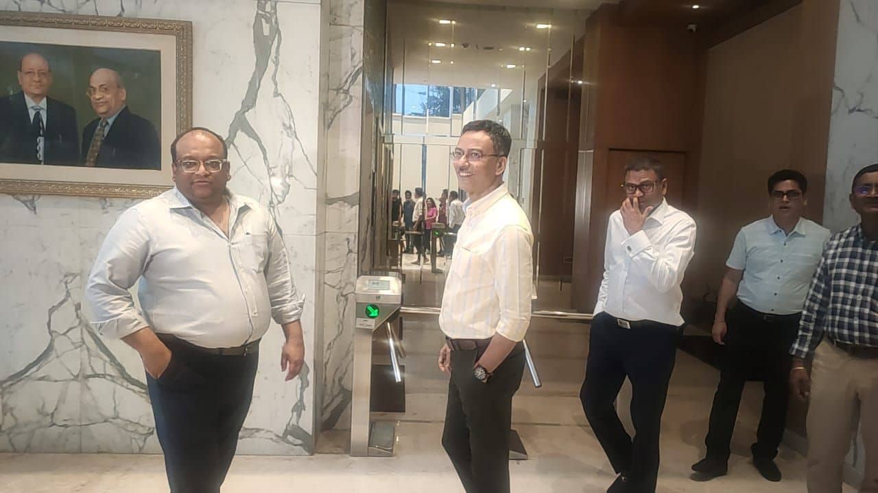 East Bengal: ২ ঘণ্টার উত্তপ্ত বোর্ড মিটিং, কথা কাটাকাটিতে জড়ালেন দুই পক্ষের কর্তারাই