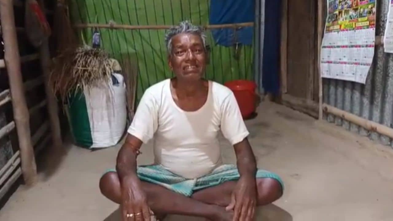 Pataspur: দীর্ঘদিন বন্ধ হয়ে গিয়েছে বার্ধক্য ভাতা, প্রশাসনের দরজায় দরজায় ঘুরে এখন আত্মহত্যার হুমকি অসহায়দের