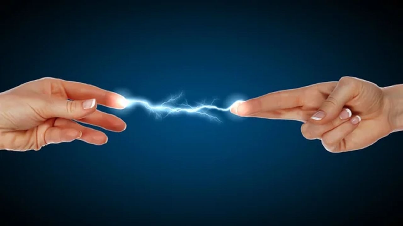 Electric Shock Touching Someone আচমকা কেউ ছুঁয়ে দিলেই শরীরে কারেন্ট