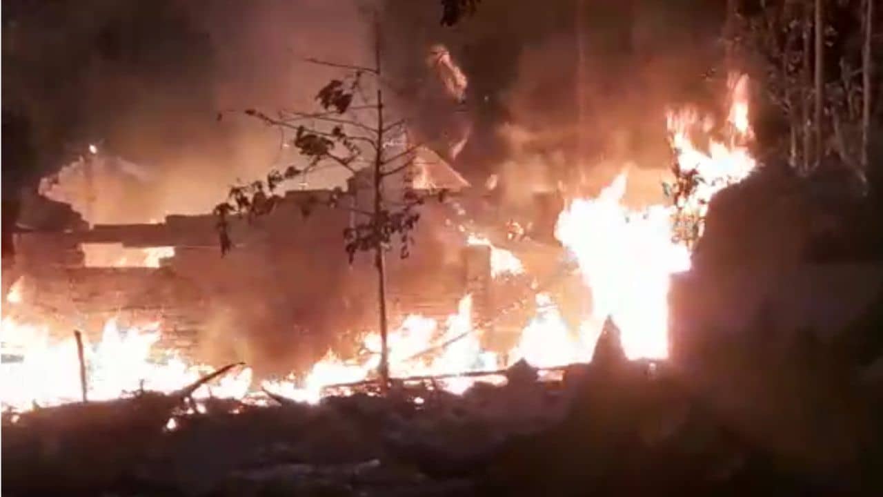 Blast: মহেশতলায় বাজির গোডাউনে ভয়াবহ বিস্ফোরণ, আগুনে ঝলসে মৃত ৩