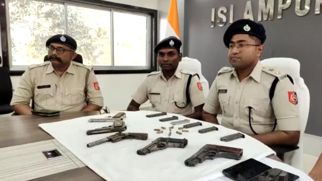 Firearms recovered : পঞ্চায়েতের আগে উত্তর দিনাজপুরে উদ্ধার অত্যাধুনিক রিভলভার, তাজা কার্তুজ-সহ প্রচুর আগ্নেয়াস্ত্র