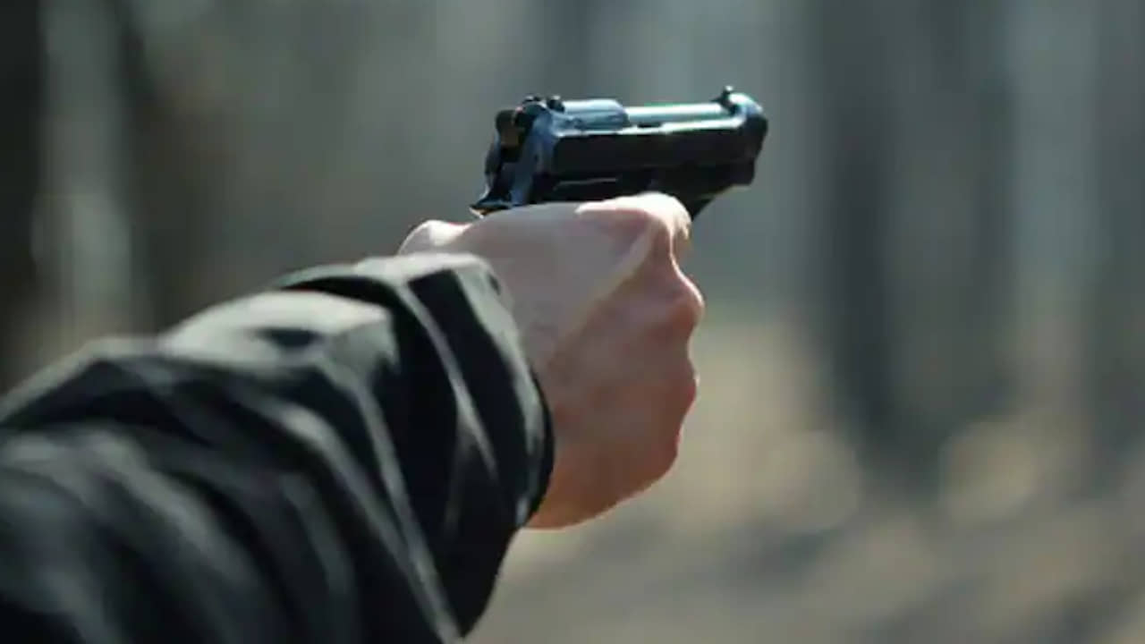 Firing Case: অফিসে চেয়ারে বসা নিয়ে ঝামেলা, সহকর্মীকে গুলি