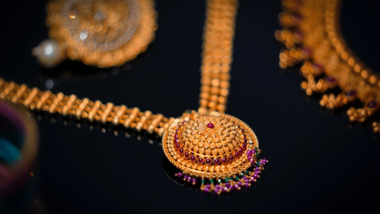 Gold Price Today: শনিবারে মুখে হাসি ক্রেতাদের, দাম কমল হলুদ ধাতুর