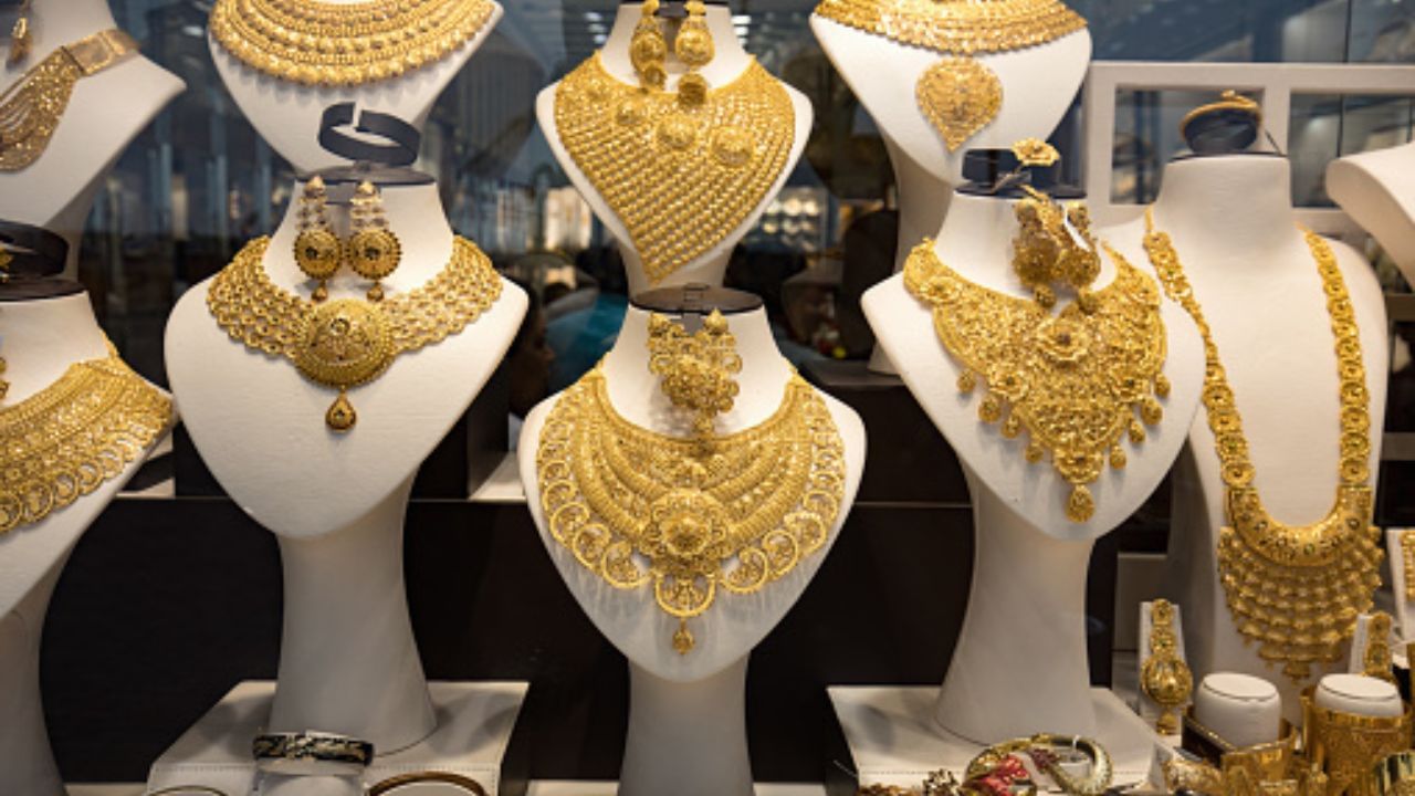 Gold Price Today: লক্ষ্মীবারে সস্তায় বিকোচ্ছে সোনা, আজ গয়না কেনার আগে দেখে নিন দর