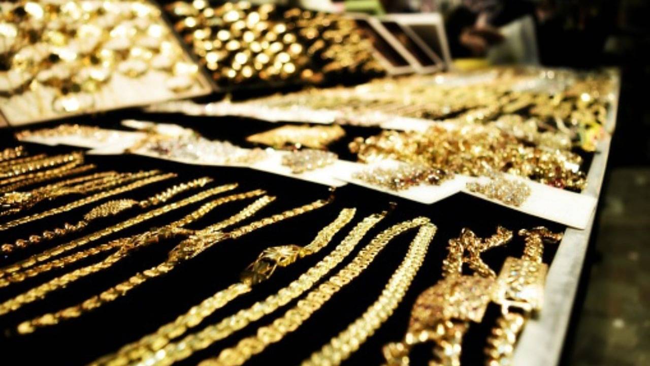 Gold Price Today: পুড়ছে সোনা, চড়ছে দাম, আজ শহরে সোনা-রুপোর দর কত?