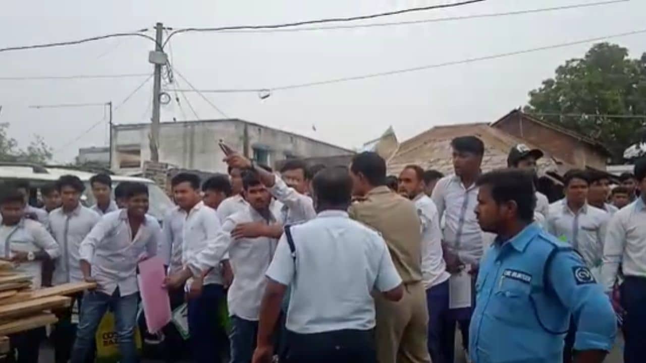 HS: চিরকুট উড়ছে আকাশে, নকল করতে না পারায় রাজ্য সড়ক অবরোধ মাধ্যমিক পরীক্ষার্থীদের