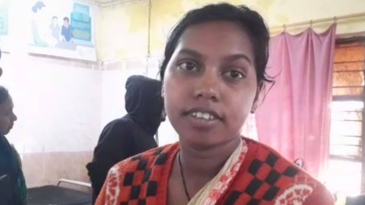 HS Exam: কোলে তিনদিনের মেয়ে, হাসপাতালে বসেই অঙ্ক পরীক্ষা দিল সবিতা