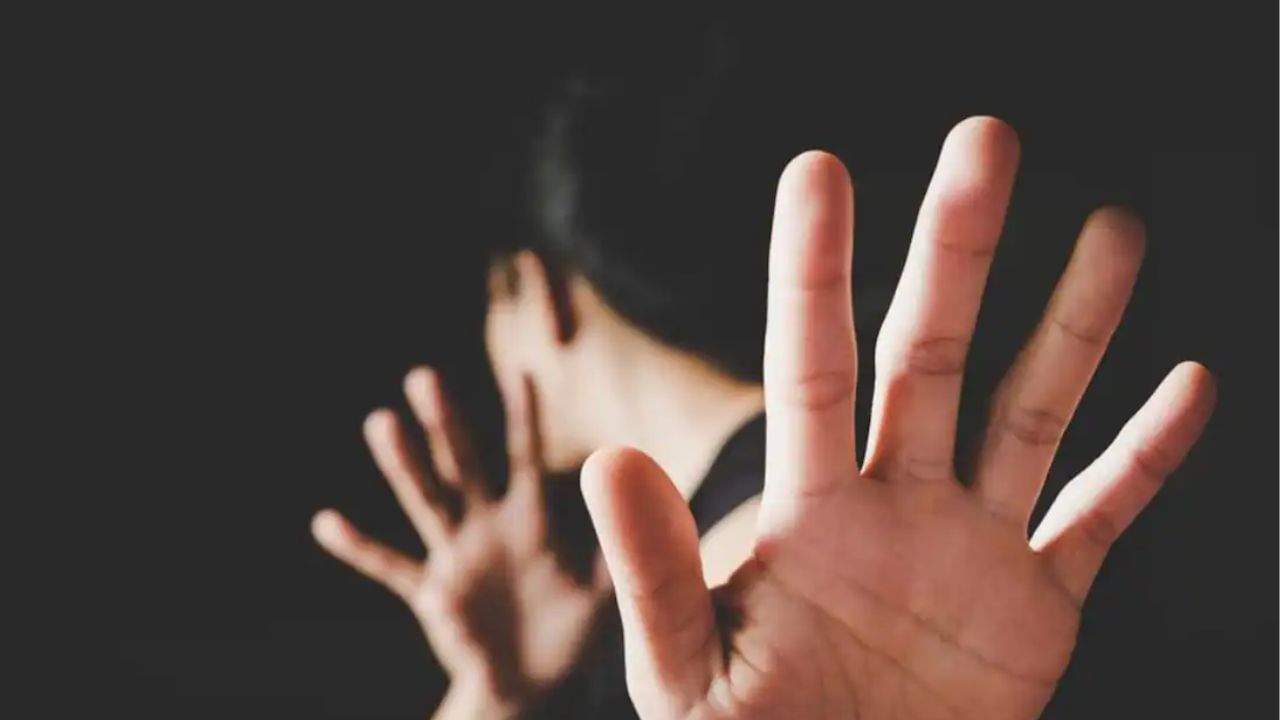 Physical Harassment: নেশার জিনিস গলায় ঢেলে ধর্ষণ! বুকে ব্লেড দিয়ে নাম লিখে দেয় 'ইনস্টাগ্রাম'-এর 'বন্ধু'