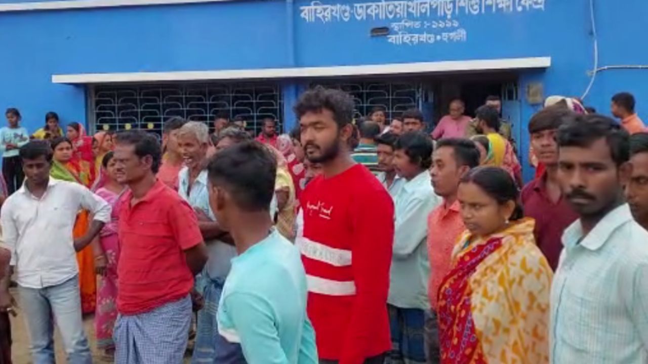 School: ১ এপ্রিল থেকে বন্ধ হবে স্কুল, নোটিস দিতে এসেই চরম বিক্ষোভের মুখে শিক্ষা দফতরের আধিকারিকরা School: ১ এপ্রিল থেকে বন্ধ হবে স্কুল, নোটিস দিতে এসেই চরম বিক্ষোভের মুখে শিক্ষা দফতরের আধিকারিকরা