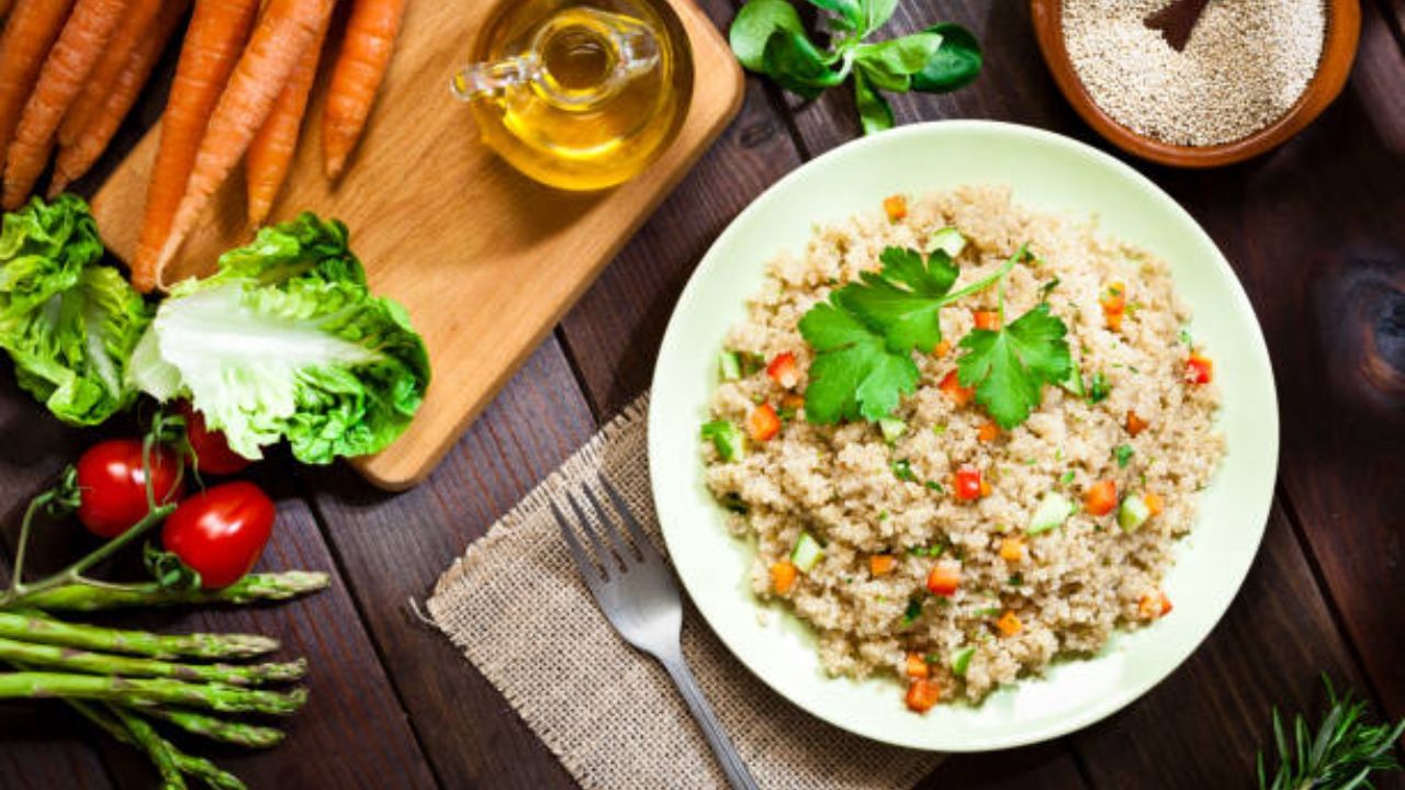 Quinoa Recipe: ওটস-ডালিয়ায় খেয়ে বিরক্ত? মেদ ঝরাতে এবার কিনোয়ার এই দেশি ভার্সন চেখে দেখুন