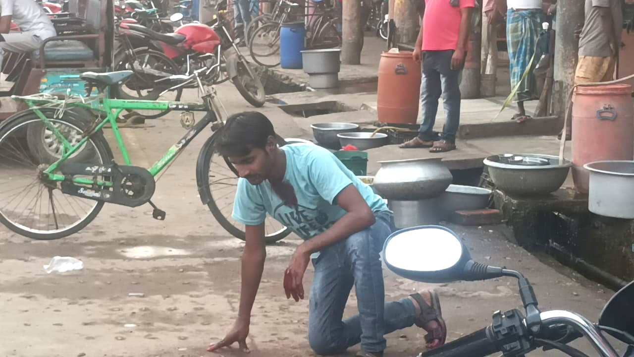 Tarakeshwar : প্রেমে বাধা, তারকেশ্বরে ছুরি দিয়ে নিজের গলা কেটে রাস্তায় ঘুরে বেড়াল যুবক