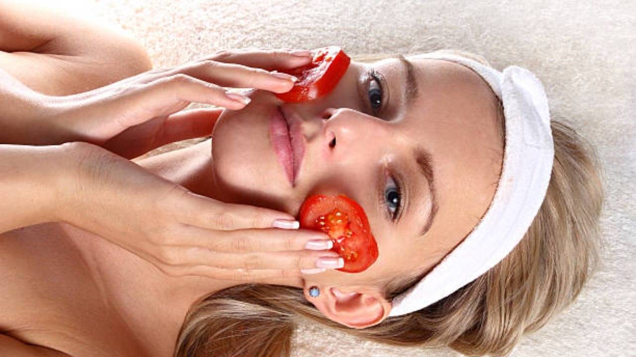 Tomato for Skin: মেঘলা দিনে মুখ ম্লান দেখাচ্ছে? চটপট রূপটান সেরে ফেলুন টমেটো দিয়ে