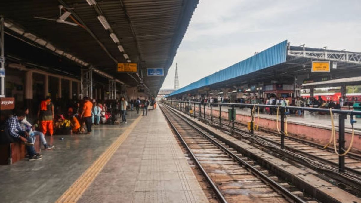 World’s Longest Railway Platform: প্ল্যাটফর্মে দাঁড়িয়েও ট্রেন ধরতে গেলে ১.৫ কিলোমিটার হাঁটতে হবে আপনাকে, জানুন কোথায়
