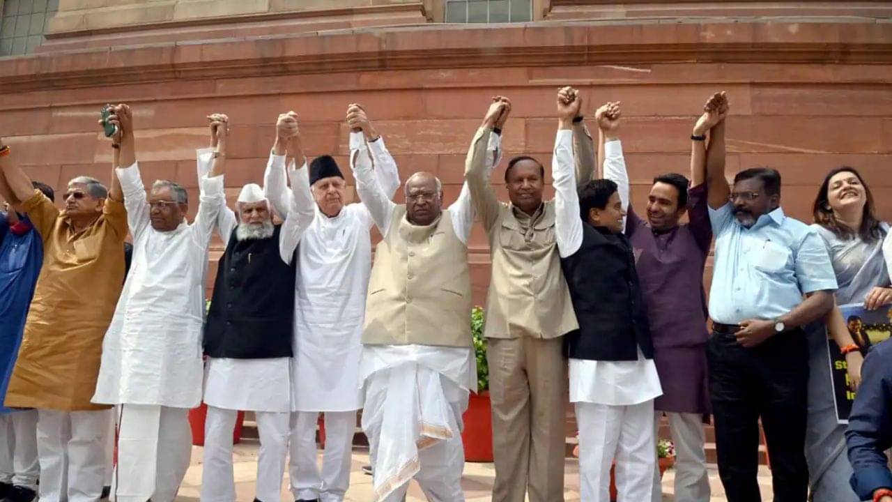 Adani Row: আদানি ইস্যুতে উত্তাল সংসদ, অধিবেশন কক্ষের বাইরে মানবশৃঙ্খল বিরোধীদের