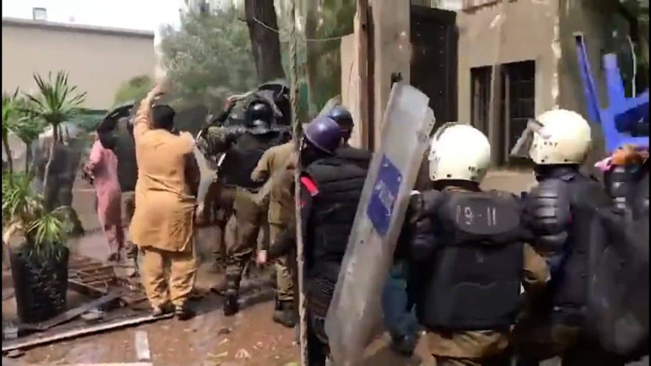 Imran Khan: ইমরান খানের বাড়ির দখল নিল পুলিশ