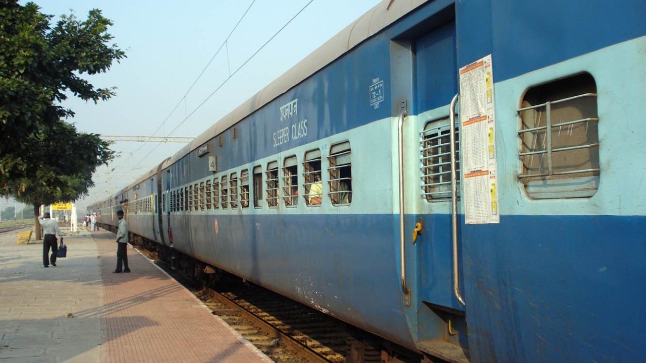 Indian Railway: চলন্ত ট্রেন থেকে ফোন-পার্স পড়ে গেলে সঙ্গে সঙ্গে করুন এই কাজ, ফিরে পেতে পারেন হারানো জিনিস