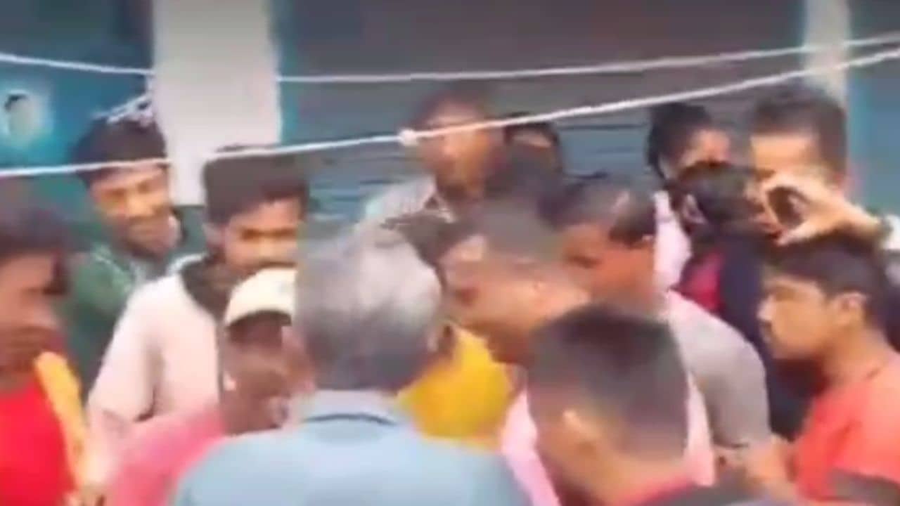 Jalpaiguri News: প্লাস্টিক কুড়োতে গিয়ে কিশোরদের হাতে ৫০০ টাকার বান্ডিল, হুলস্থুলু কাণ্ড