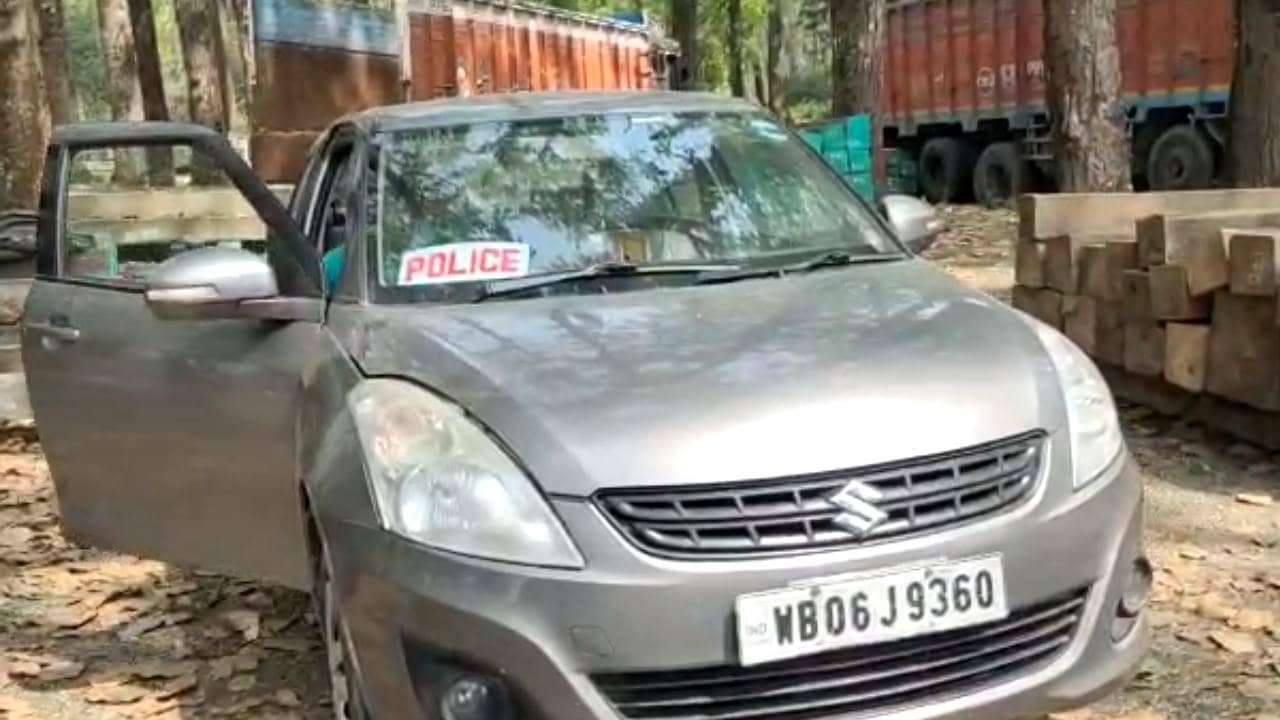 Jalpaiguri : ‘পুলিশের’ গাড়ি থামালো পুলিশই, উদ্ধার প্রায় ৭০ লক্ষ টাকার সেগুন কাঠ