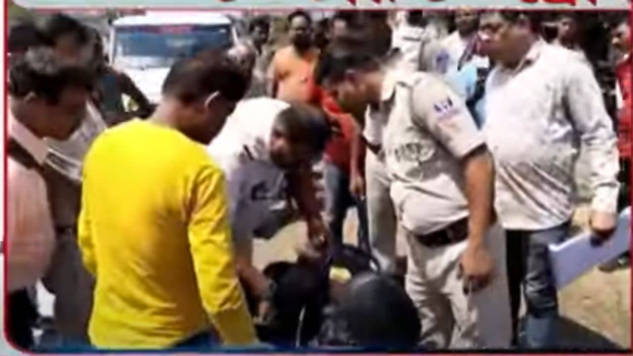 Marijuana Smuggling: ছেলে দুটো বাইক থামিয়ে স্কুল ব্যাগটা একে অপরকে দিয়েছিলেন, নজর পড়তেই পাকড়াও করল পুলিশ