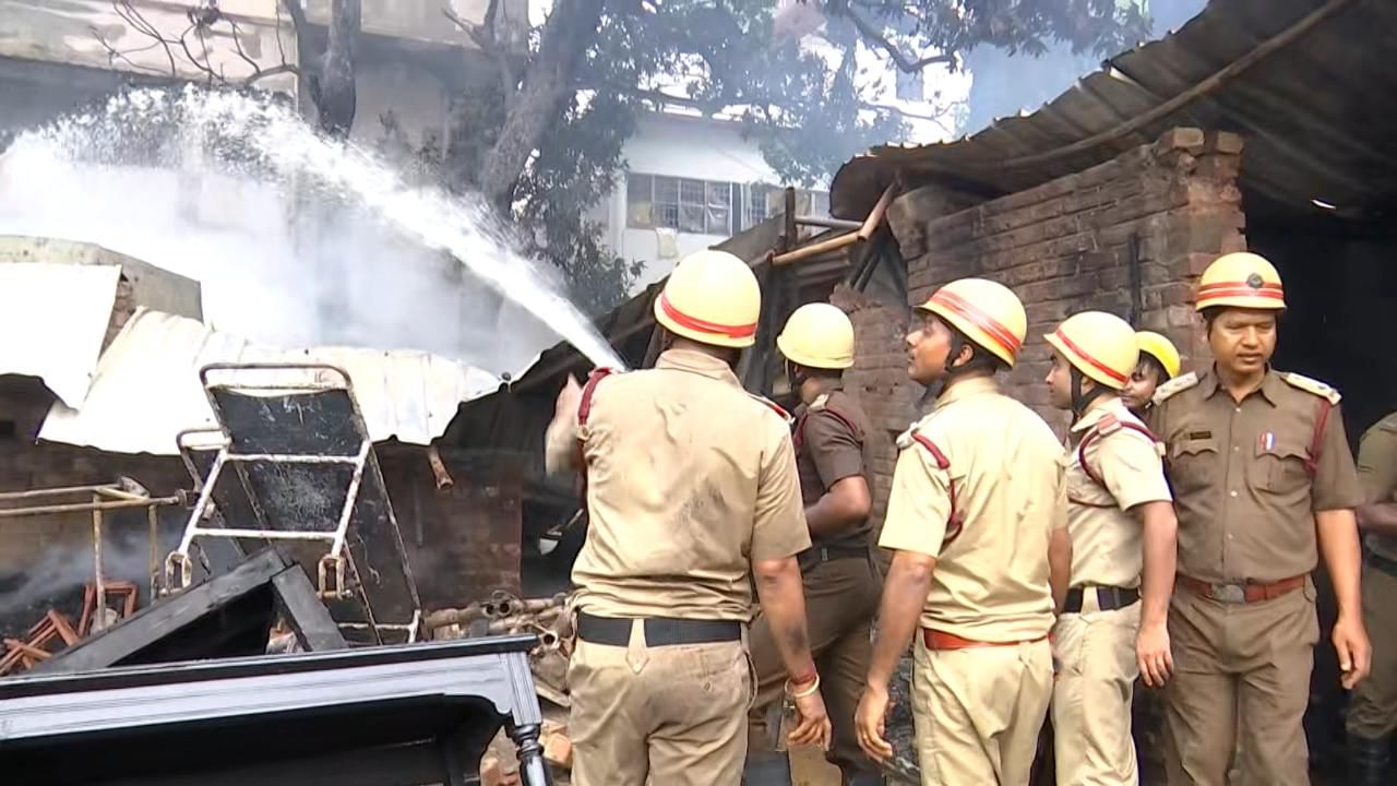 Tollygunge Fire : রবির সকালে শহরে ভয়াবহ অগ্নিকাণ্ড, টালিগঞ্জে আগুন, দাউদাউ করে জ্বলছে আস্ত স্টুডিয়ো