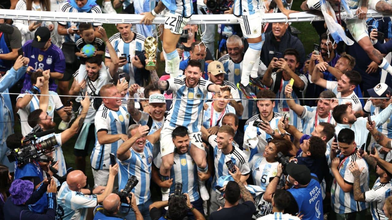 Lionel Messi: সোনার ফোন উপহার দিচ্ছেন লিও মেসি, কারা পাবেন!