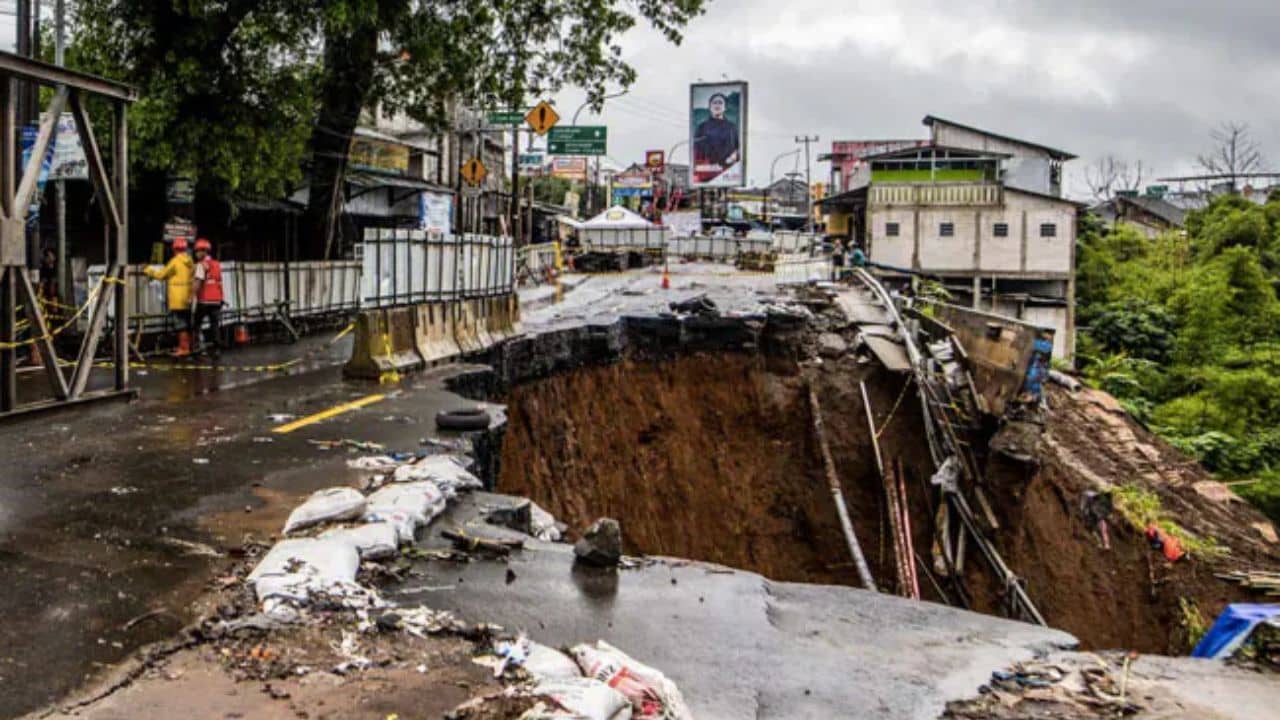 Landslide: বৃষ্টি ও ভূমিধসে বিধ্বস্ত ইন্দোনেশিয়ায় মৃত অন্তত ১১, নিখোঁজ ৫০