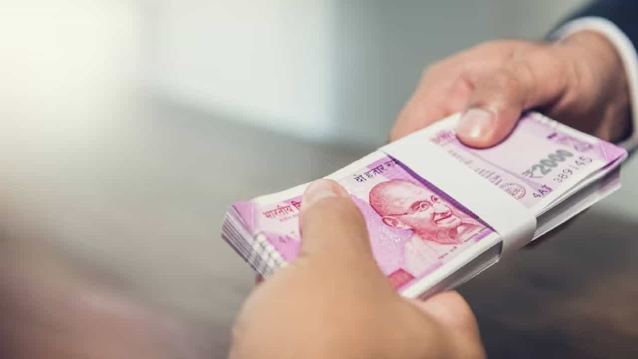 Low Credit Score: ঋণ নিতে চান? সিবিল স্কোর বাড়ানোর এই ৫ টি টিপস জেনে নিন Low Credit Score: ঋণ নিতে চান? সিবিল স্কোর বাড়ানোর এই ৫ টি টিপস জেনে নিন